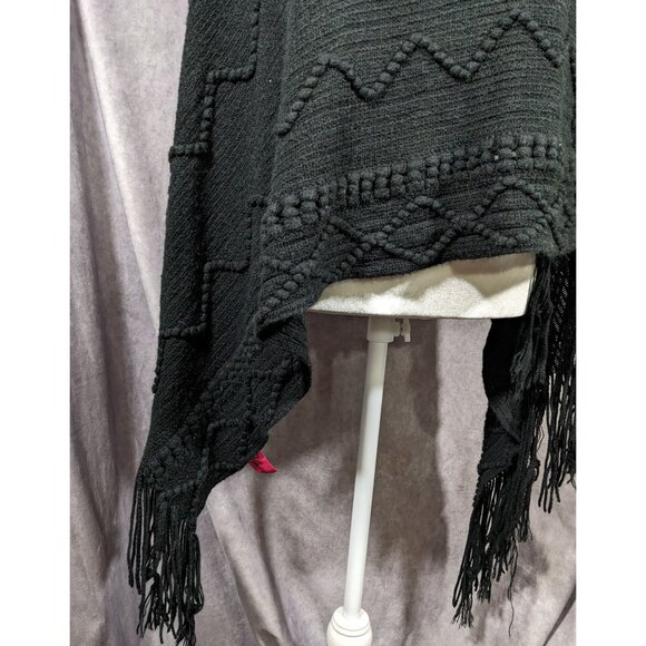 Shihreen Gothic Asymmetrical Fringe Poncho - Picture 4 of 9